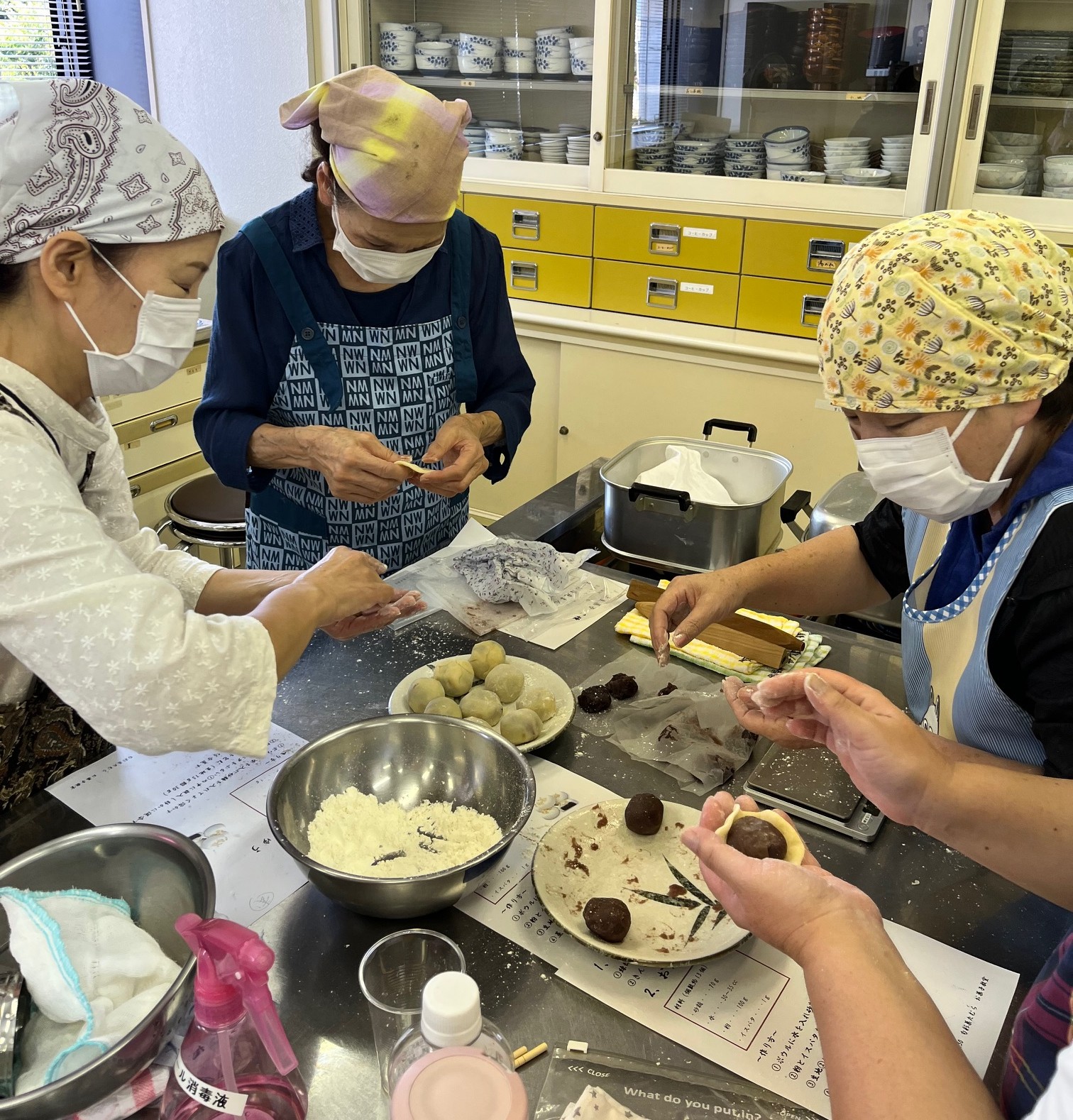 生活文化講座「秋の和菓子作り」を開催しました（R7.9.30)の画像